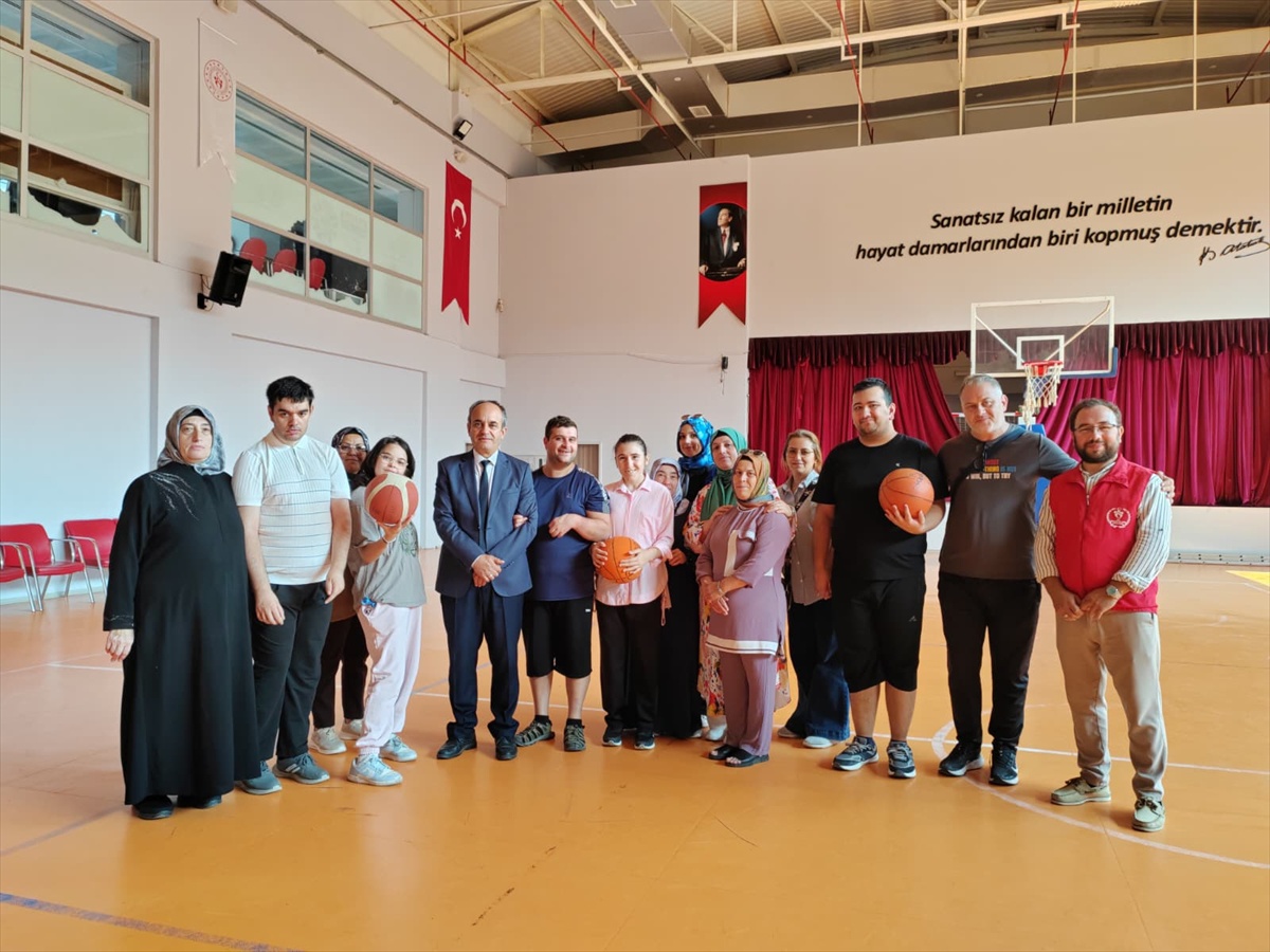 Bafra\'da özel gereksinimli gençler anneleriyle basketbol oynadı, madalya aldı