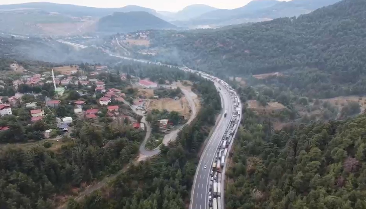 Mersin\'de alev alan TIR nedeniyle Adana yönünde kilometrelerce kuyruk oluştu