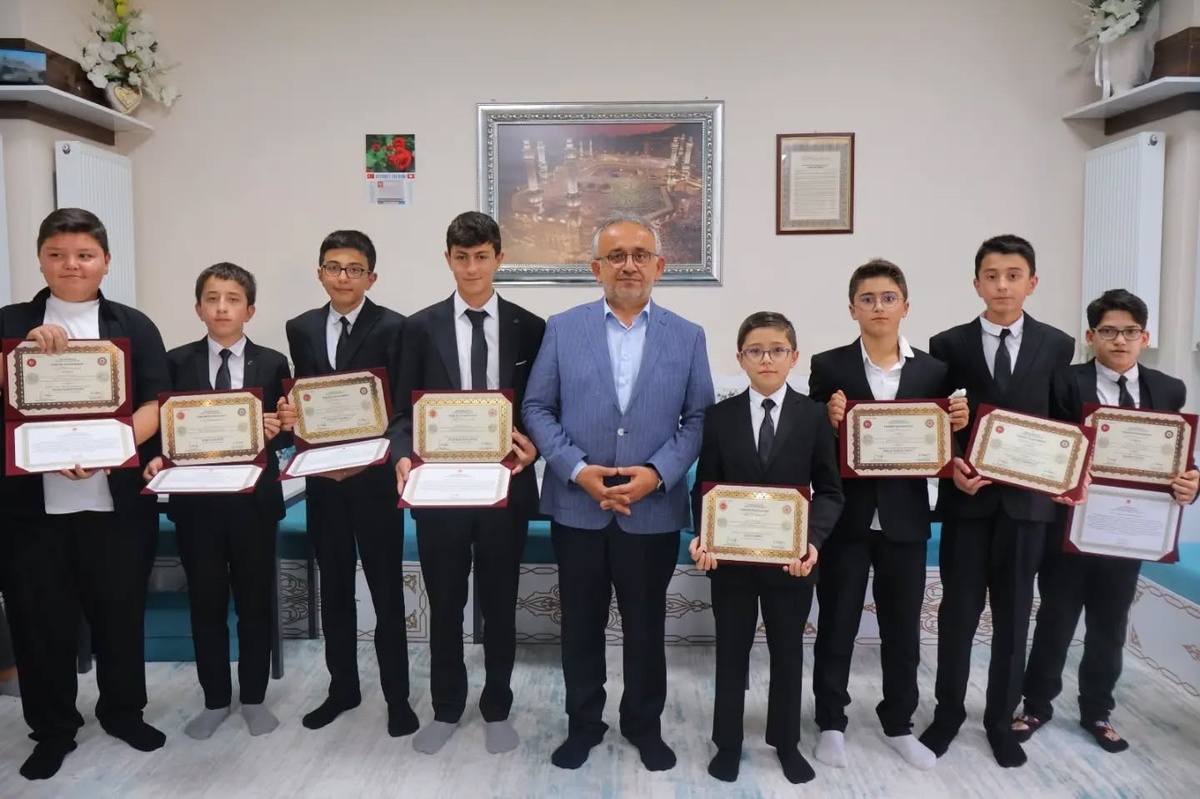 Bayburt\'ta hafızlık tespit sınavını geçen öğrencilere belgeleri törenle verildi