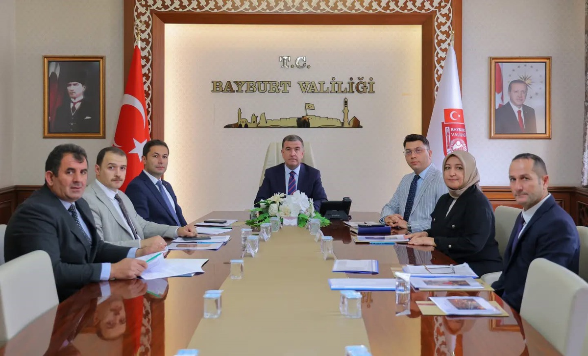 Bayburt Valisi Eldivan başkanlığında sosyal yardım vakıfları toplantısı yapıldı