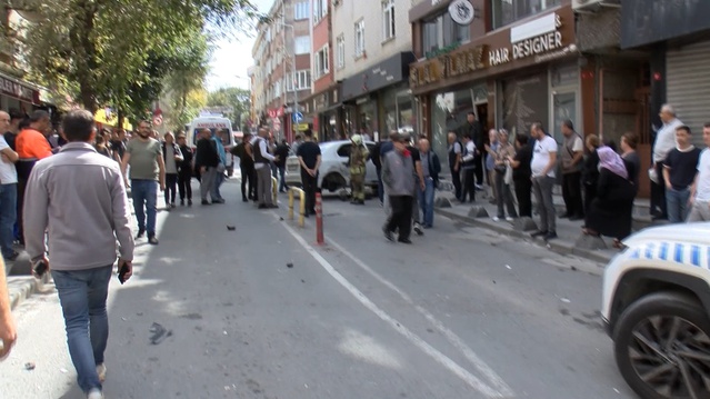 Bayrampaşa'da savrulan otomobil kaldırımdaki 4 kişiye çarptı, 2'si ağır 5 yaralı
