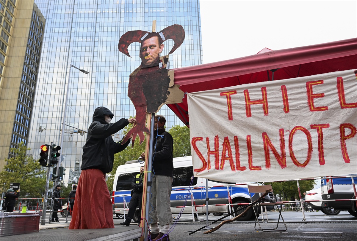 Kreuzberg\'de yüzlerce kişi Peter Thiel\'e verilen 2026 Axel Springer Ödülü\'nü protesto etti