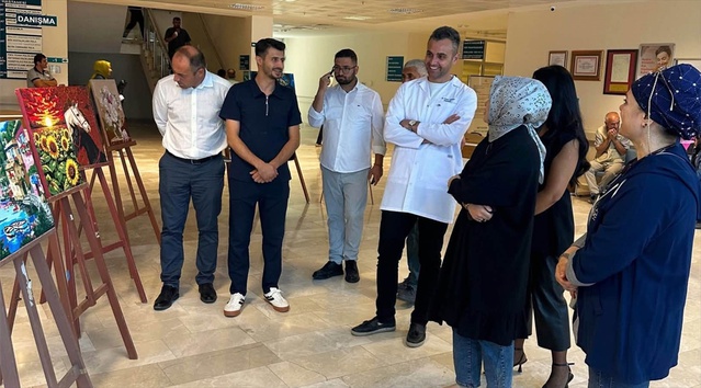 Beyşehir'de palyatif servisin 12 tuvali sergilendi, Avustralyalı bisikletçi ağırlanacak