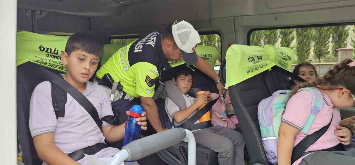 Bilecik\'te jandarma okul çevresinde 397 şahsı denetledi, 159 aracı kontrol etti