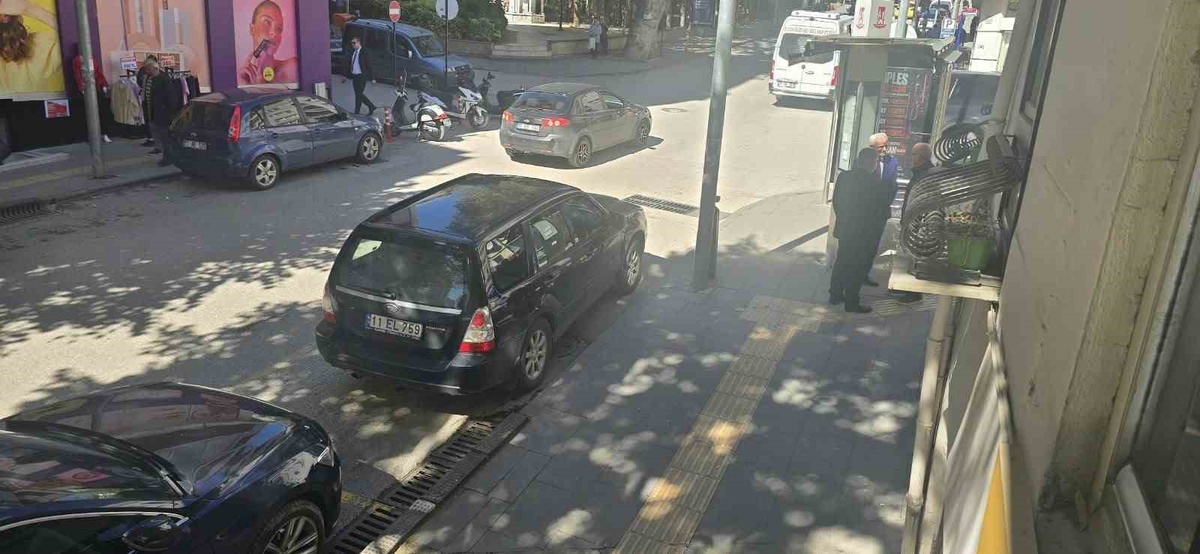 Bilecik\'te minibüs sürücülerine ayrılan yere 11 EL 759 plakalı araç park etti