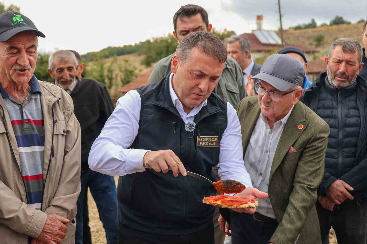 Bilecik Valisi Sözer, Oğulpaşa\'da salça kazanı başına geçti, köylülerle hasat yaptı