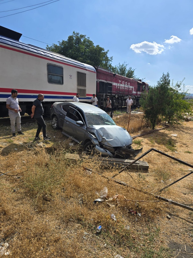 Bingöl Genç'te yolcu treni hemzemin geçitte otomobile çarptı, 1 kişi yaralandı