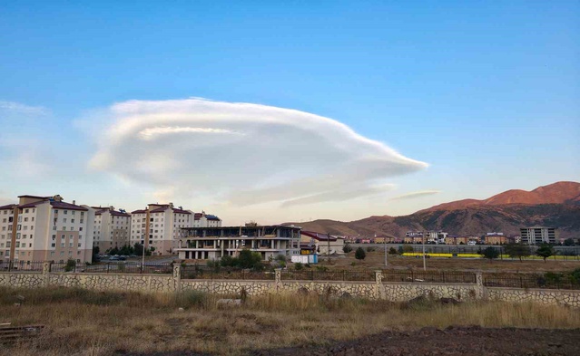 Doğa gözlemcisi Dr. Cihan Önen, Bitlis'te UFO'yu andıran mercek bulutunu görüntüledi