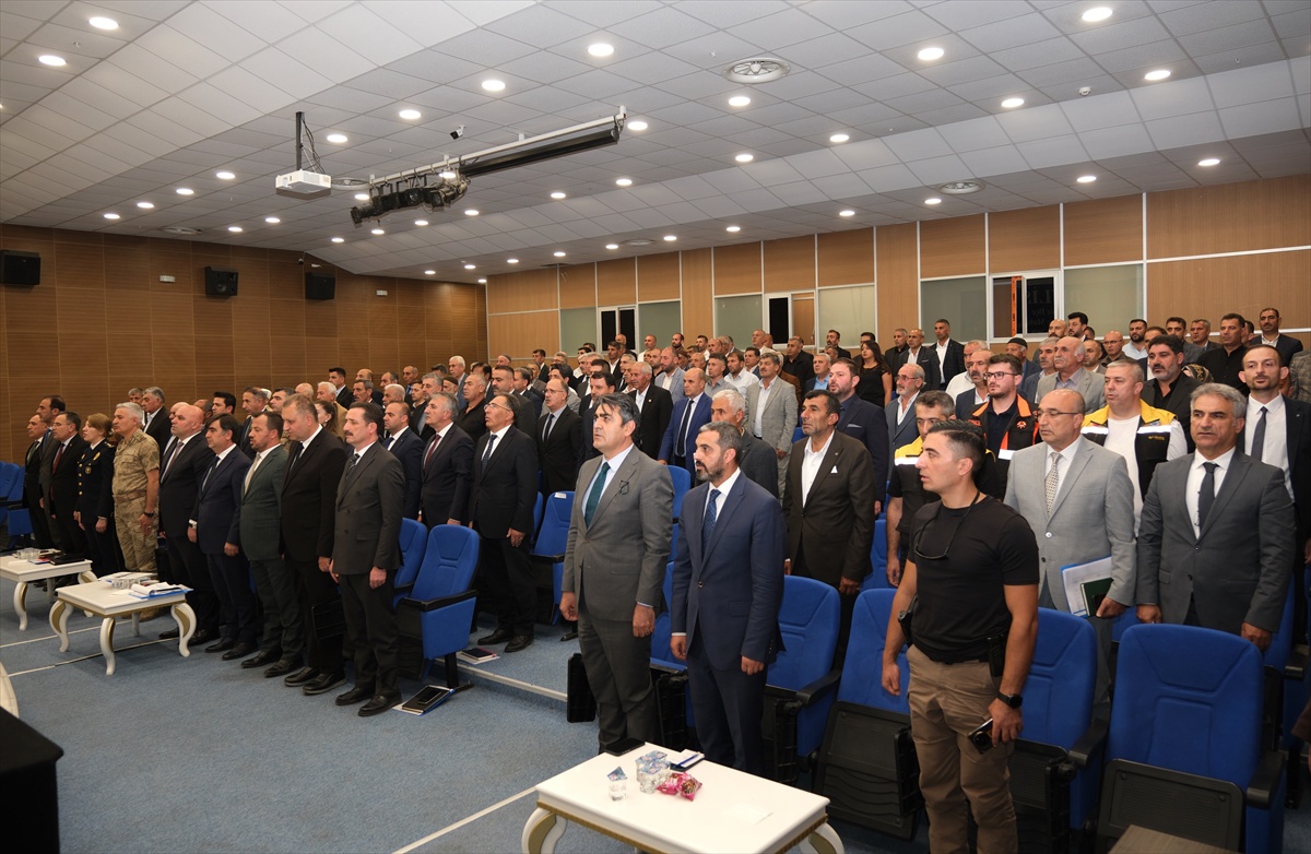 Bitlis Valisi Karakaya, muhtarlar toplantısında hizmet ve yatırımları değerlendirdi
