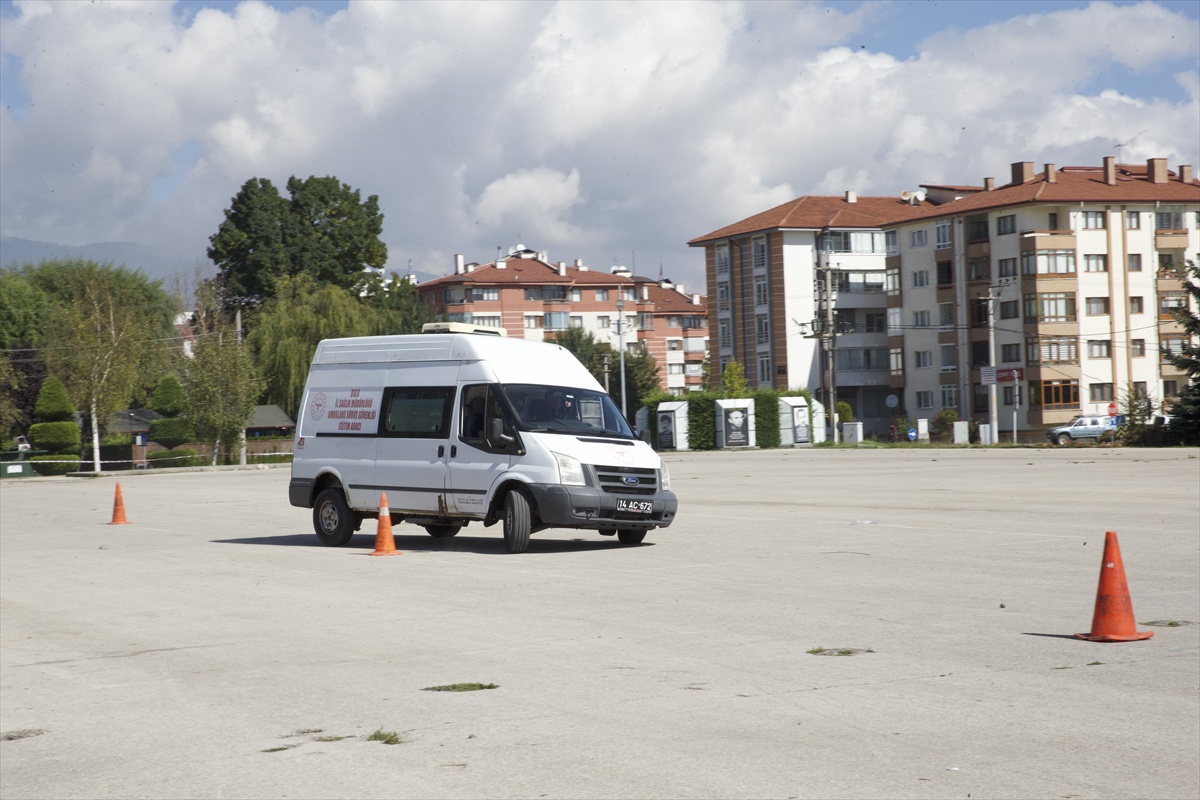Bolu ve Zonguldak\'taki 16 ambulans sürücüsüne güvenli sürüş eğitimi verildi