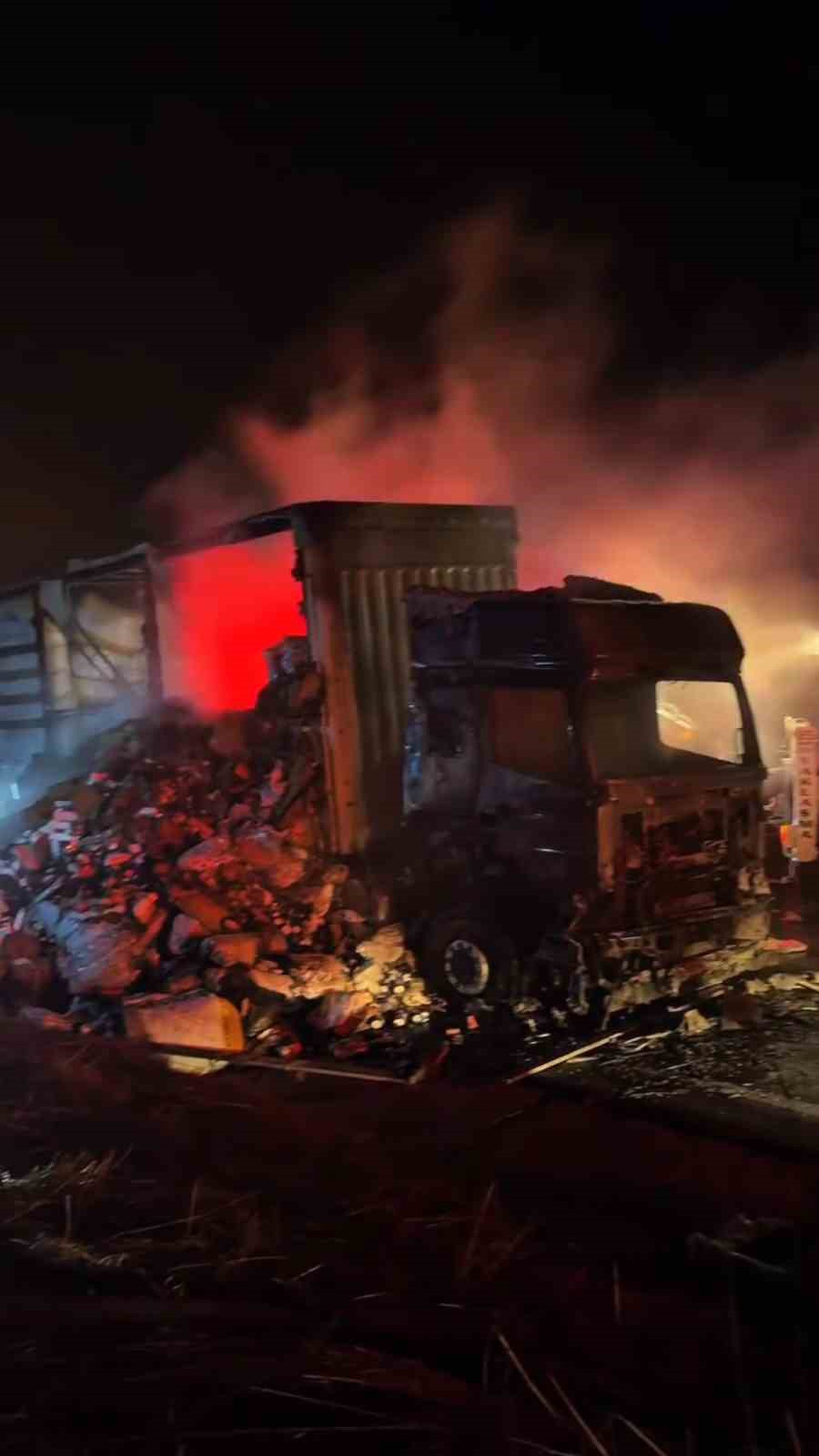 Bolu Yeniçağa\'da tekstil yüklü tırın motorunda çıkan yangın dorseye sıçradı