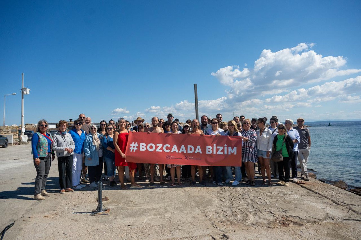 Bozcaada\'da gönüllüler yat rıhtımı projesine denize girerek tepki gösterdi