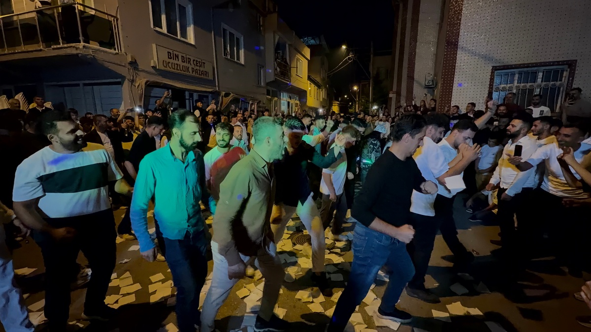 Bursa\'da 20 yıllık \'Salla Dansı\' milyonlarca kişiye ulaşarak İzmir\'den gelenleri çekiyor