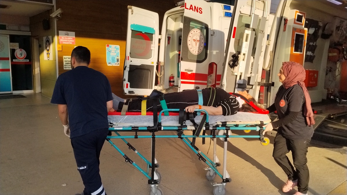 Bursa İnegöl\'de otomobil dere yatağına devrildi, araçtaki 4 kişi yaralandı