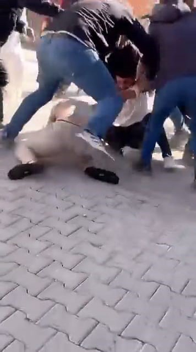 Müteahhit ile inşaat işçileri arasında kavga: 8 kişi yaralandı