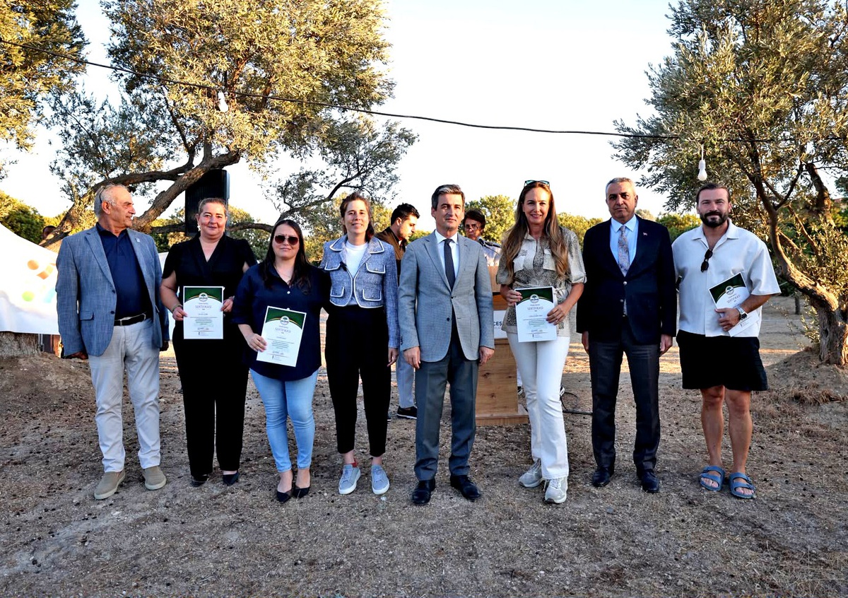 Çeşme Kent Konseyi, yaklaşık bin çocuğa gönüllü destek verenlere plaket verdi