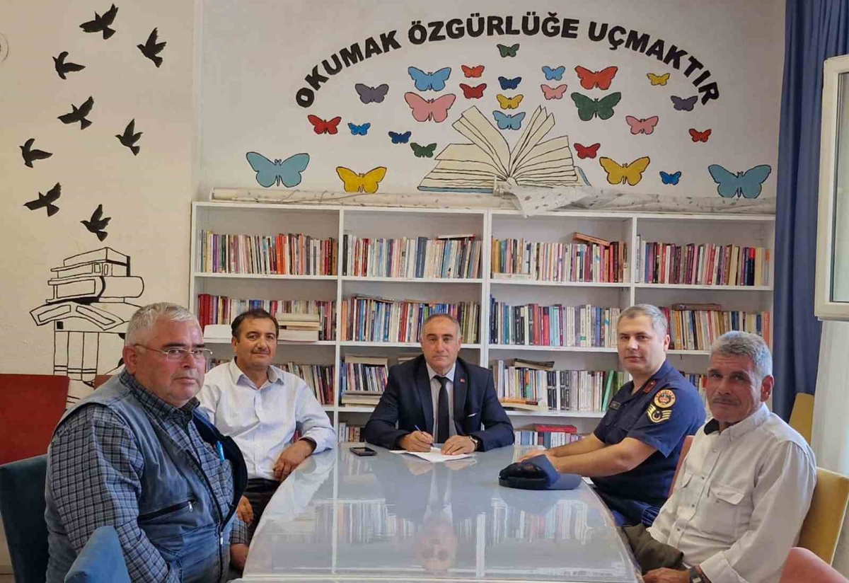 Çivril\'de jandarma, 126 noktadan 29 merkeze taşınan öğrenciler için toplantı yaptı