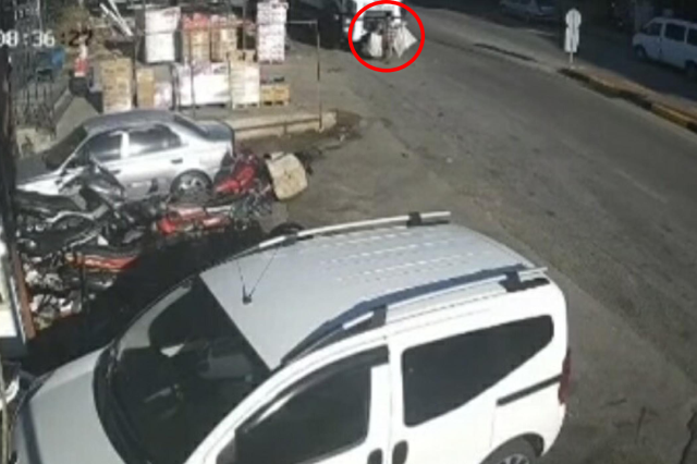 Çöp kamyonunun altında kalan 20 yaşındaki gencin acı sonu! Korkunç kaza kamerada