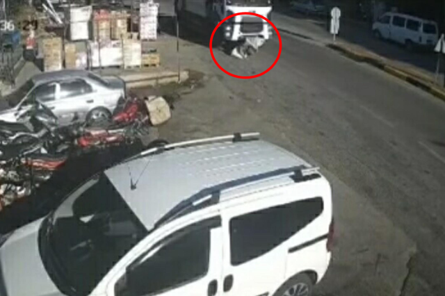 Çöp kamyonunun altında kalan 20 yaşındaki gencin acı sonu! Korkunç kaza kamerada