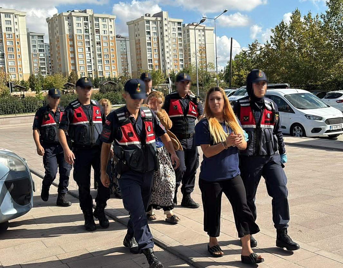Çorlu\'da JASAT 3\'ü kadın 5 şüpheliyi yakaladı, vazoda 813 uyuşturucu hap bulundu