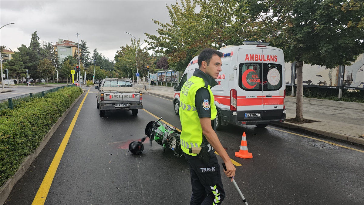 Çorum\'da motosiklet kamyonete çarptı, 18 yaşındaki sürücü hastanede öldü