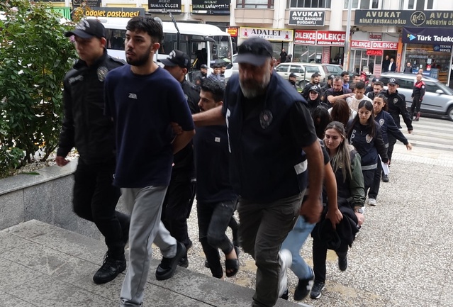 Noter gibi tanıtıp 55 ilde kapora dolandırıcılığına karışan 18 kişi gözaltına alındı