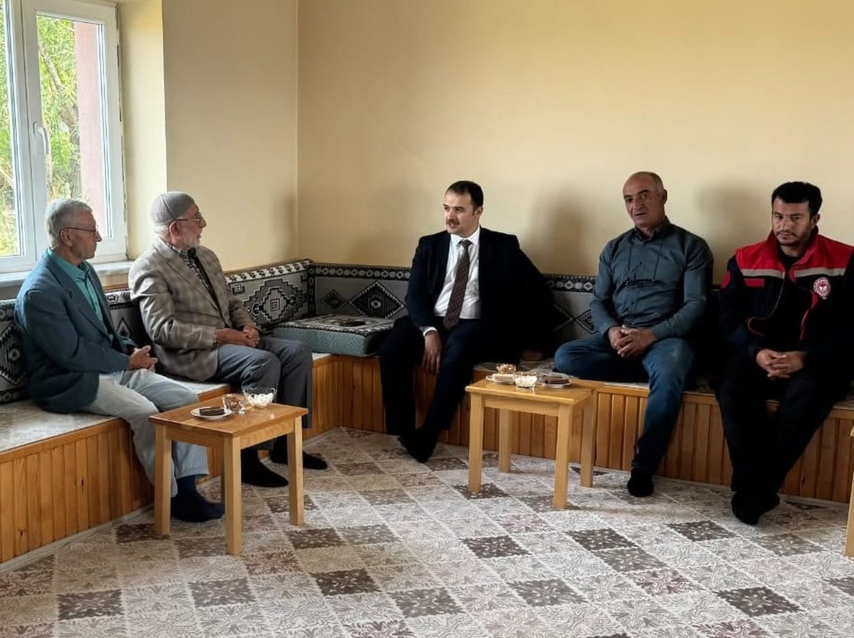 Demirözü Kaymakamı Ahat, Akyaka köyünde arıcılık yapan üreticilerle görüştü