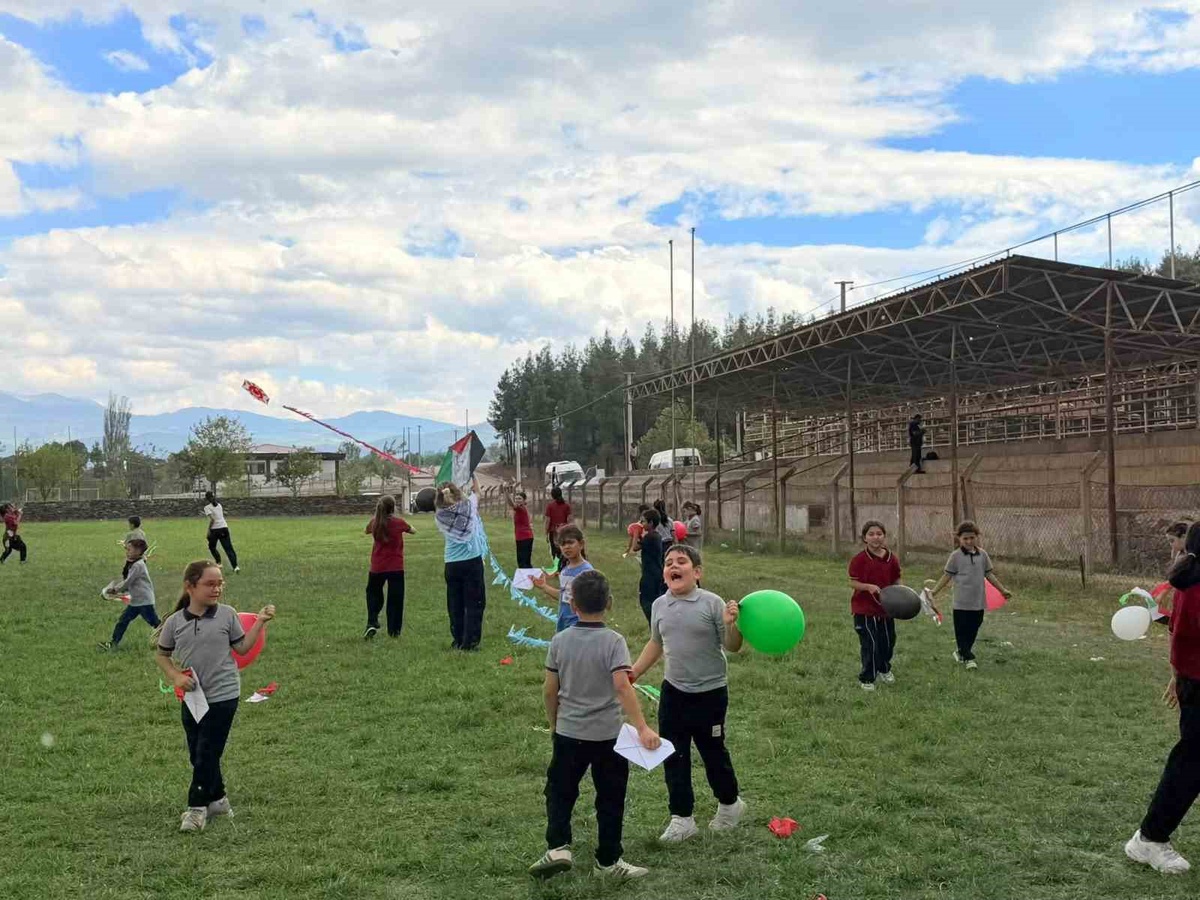 Denizli Beyağaç\'ta öğrenciler Gazze\'deki çocukların haklarına uçurtmayla dikkat çekti