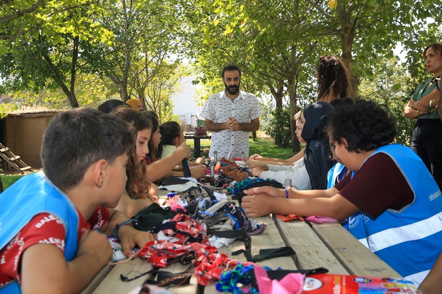 Diyarbakır'da çocuklar atık kumaş ve kartonları geri dönüştürerek kuş figürü yaptı