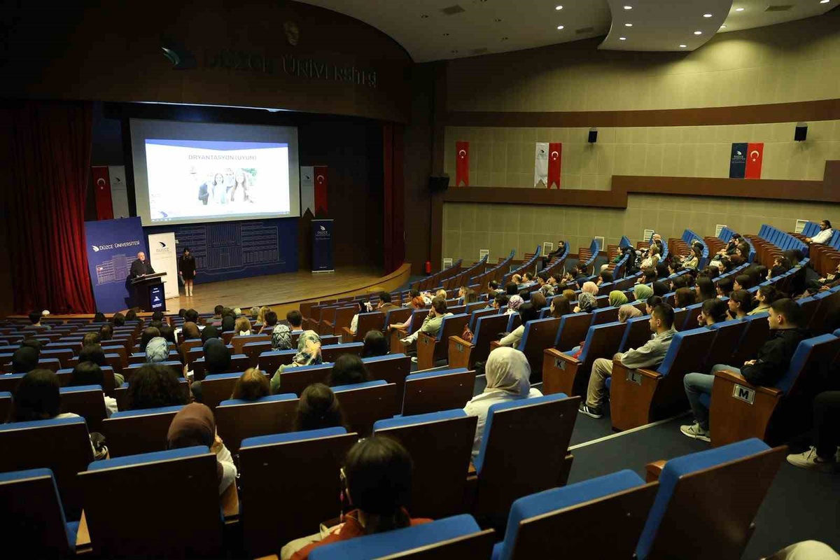 Düzce Üniversitesi\'nde yeni kayıt yaptıranlara oryantasyon programları iki gün sürdü