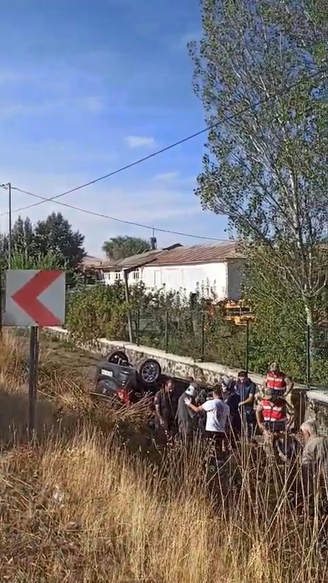 Elazığ-Bingöl karayolunda araç şarampole devrildi, 2 kişi yaralandı