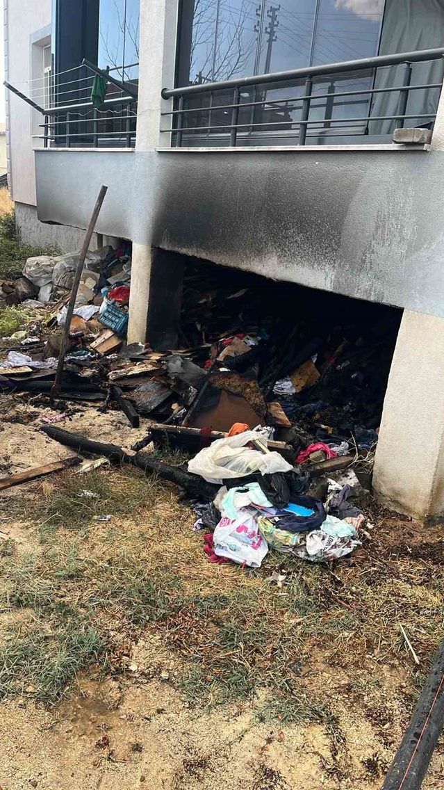 Elazığ Kovancılar'da balkon altındaki odunlar alev aldı, itfaiye yangını söndürdü