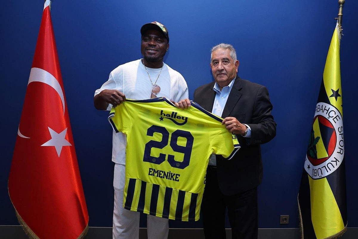Emenike\'den Fenerbahçe\'ye sürpriz ziyaret