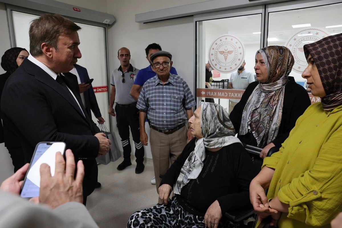 Erzincan Valisi Aydoğdu, Mengücek Gazi Hastanesi\'nde hastalara geçmiş olsun diledi