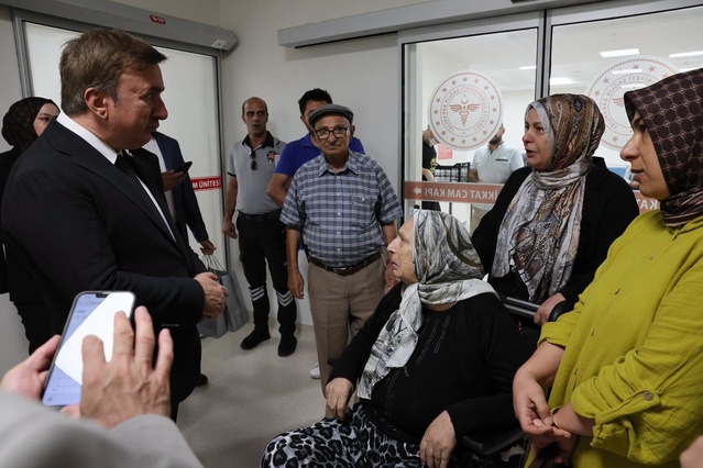 Erzincan Valisi Aydoğdu, Mengücek Gazi Hastanesi'nde hastalara geçmiş olsun diledi