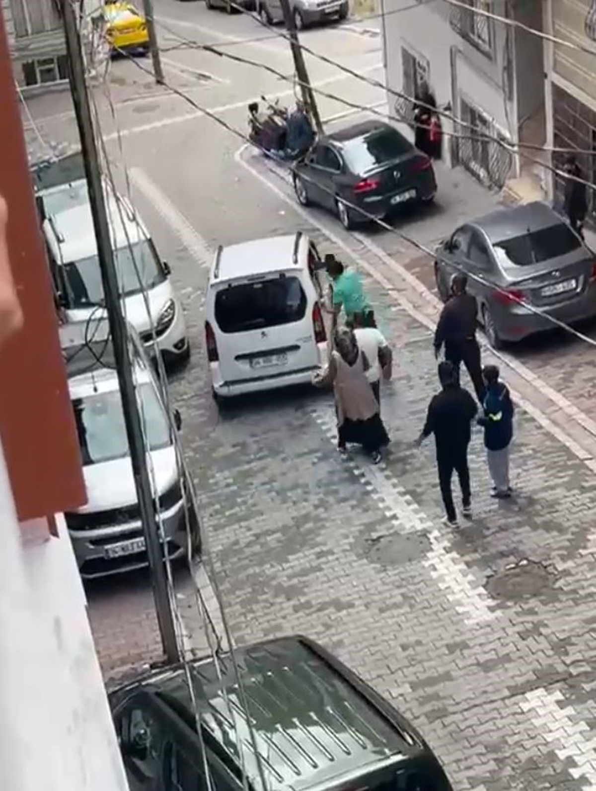 Esenyurt\'ta araca çarpan eski kocaya kadının ailesi tekme tokat saldırdı