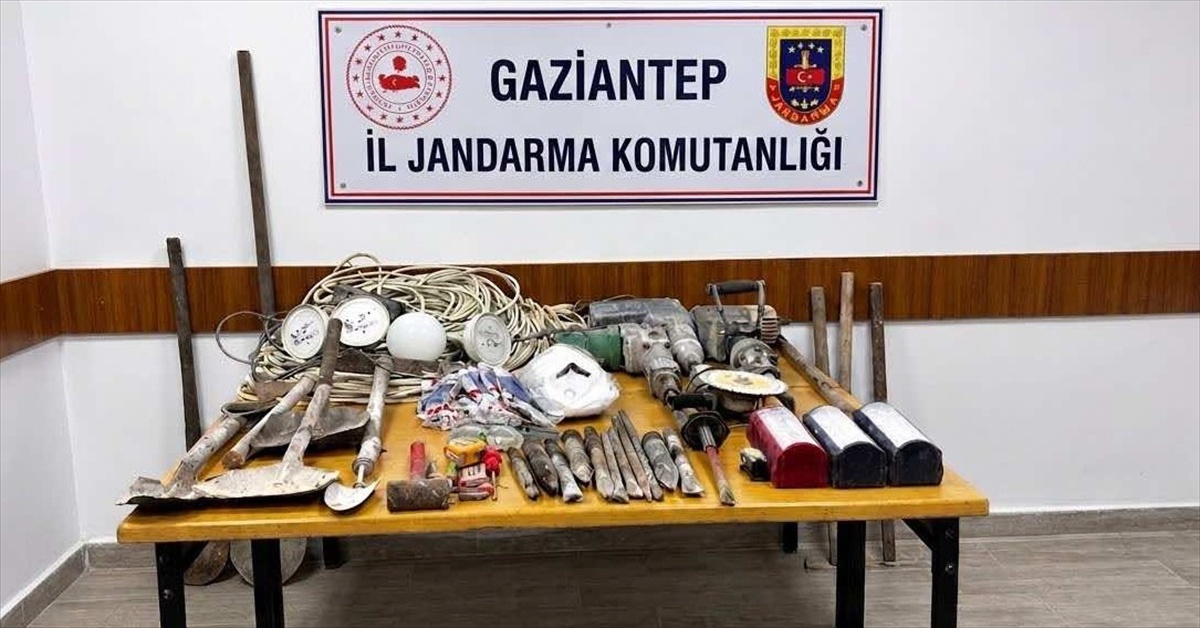 Gaziantep Nurdağı\'nda ormanlık alanda kaçak kazı yapan 4 şüpheli suçüstü yakalandı