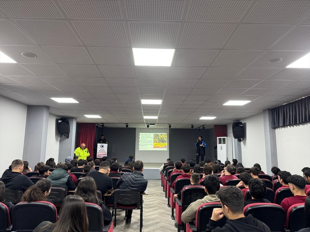 Gazipaşa'da öğrenci, kurye ve PTT çalışanlarına kask bilgilendirmesi yapıldı