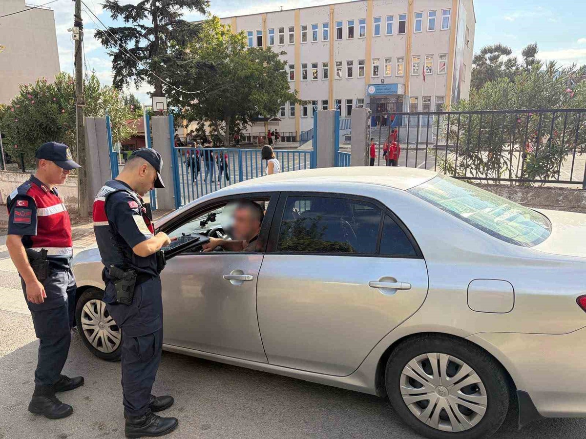 Gemlik\'te jandarma okul çevresi ve öğrenci servis araçlarında olumsuzluk bulmadı