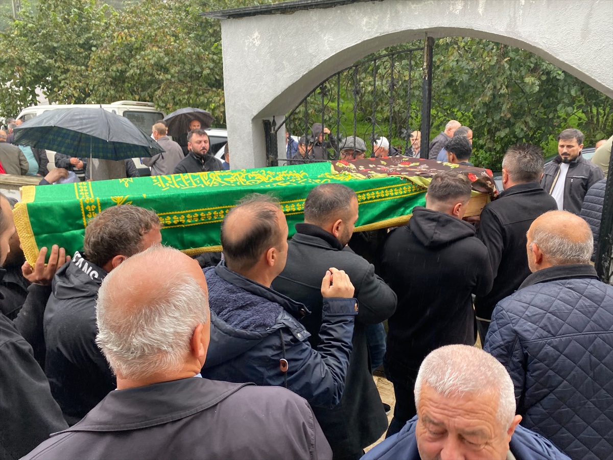 Giresun Espiye\'de menfeze düşen 9 yaşındaki çocuk son yolculuğuna uğurlandı