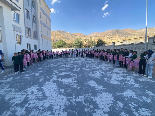 Hakkari'de Bağışlı köyündeki okulda 60 öğrenciye spor malzemesi desteği sağlandı