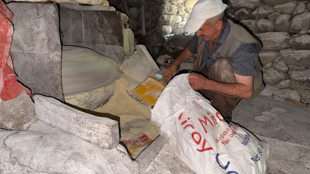 Hakkari Yüksekova'da 1,5 asırlık su değirmeni teknolojiye rağmen dönüyor
