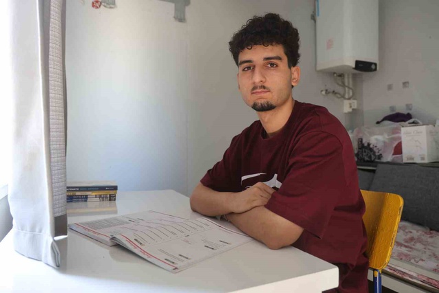 Klimasız konteynerde çalışan Hasan Akdeniz, YKS'de 434'üncü olup tıp fakültesini kazandı