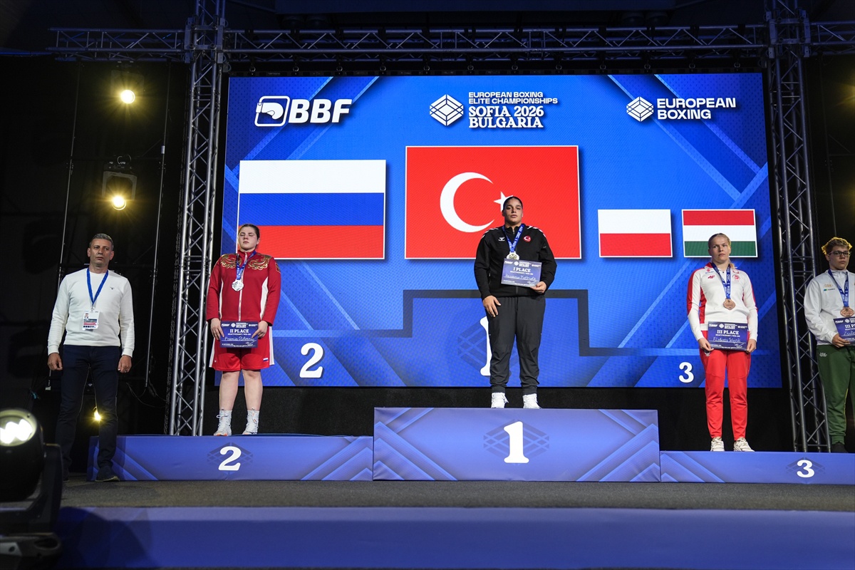 Sofya'da Rus rakibini yenen milli boksör Havvanur Kethüda, altın madalyayı kazandı