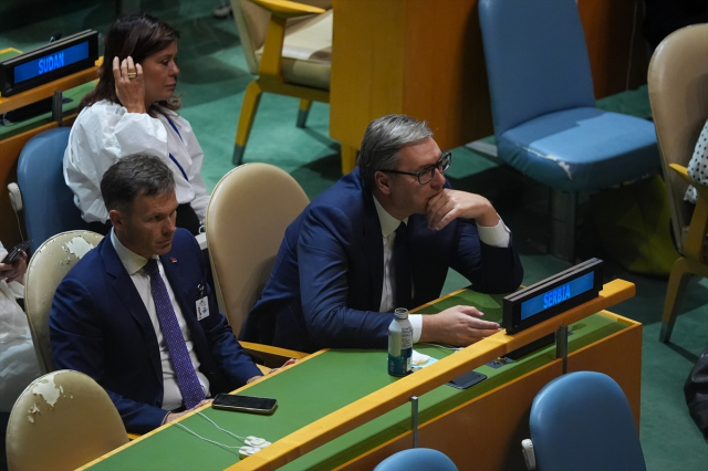 Herkes salonu terk ederken o yerinden kıpırdamadı: Vucic, Netanyahu'yu pür dikkat dinledi
