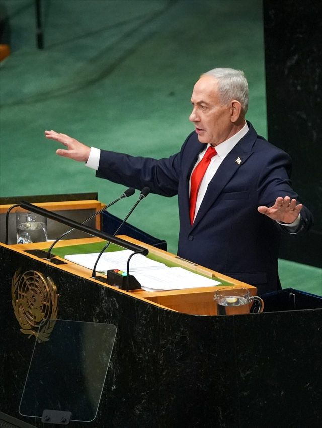 Herkes salonu terk ederken o yerinden kıpırdamadı: Vucic, Netanyahu'yu pür dikkat dinledi