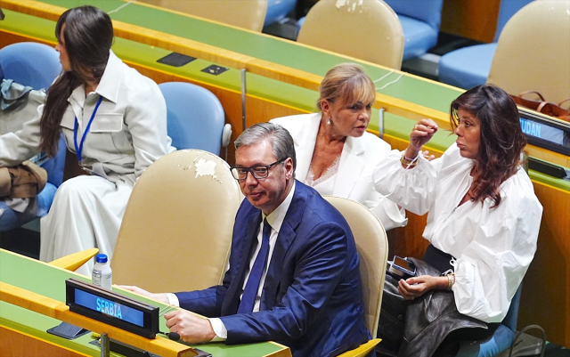 Herkes salonu terk ederken o yerinden kıpırdamadı: Vucic, Netanyahu'yu pür dikkat dinledi