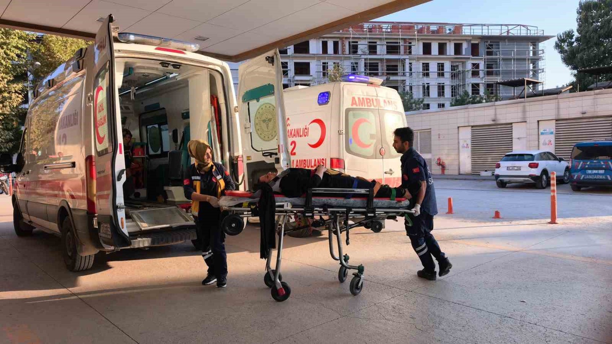 Bursa İnegöl\'de kontrolden çıkan otomobil dere yatağına yuvarlanıp 5 kişiyi yaraladı