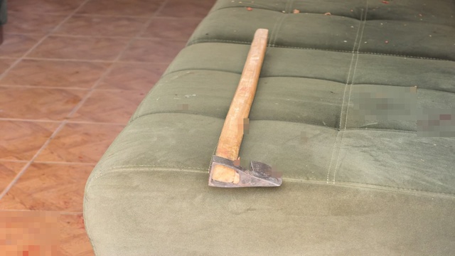 Mezarlıkta baltalı dehşet! Kaptığı gibi husumetlisinin başına indirdi