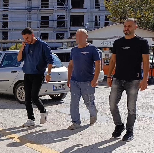 Mezarlıkta baltalı dehşet! Kaptığı gibi husumetlisinin başına indirdi